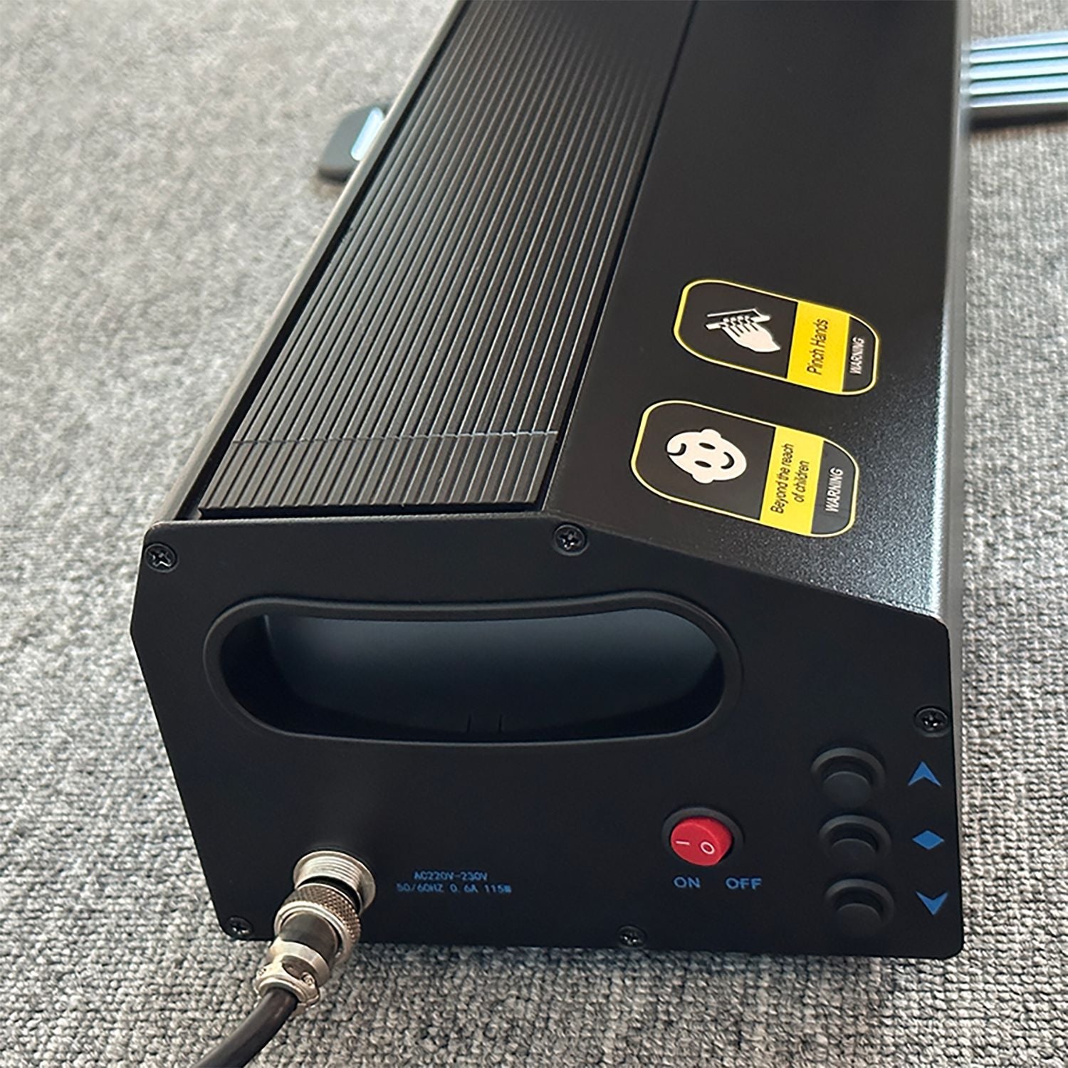 EluneVision - Écran de Projection ALR Motorisé au Sol "Tab-Tension", Aurora 8K, 16:9, Rejet de la Lumière Ambiante, Focal Ultra Courte - Simple Boutique