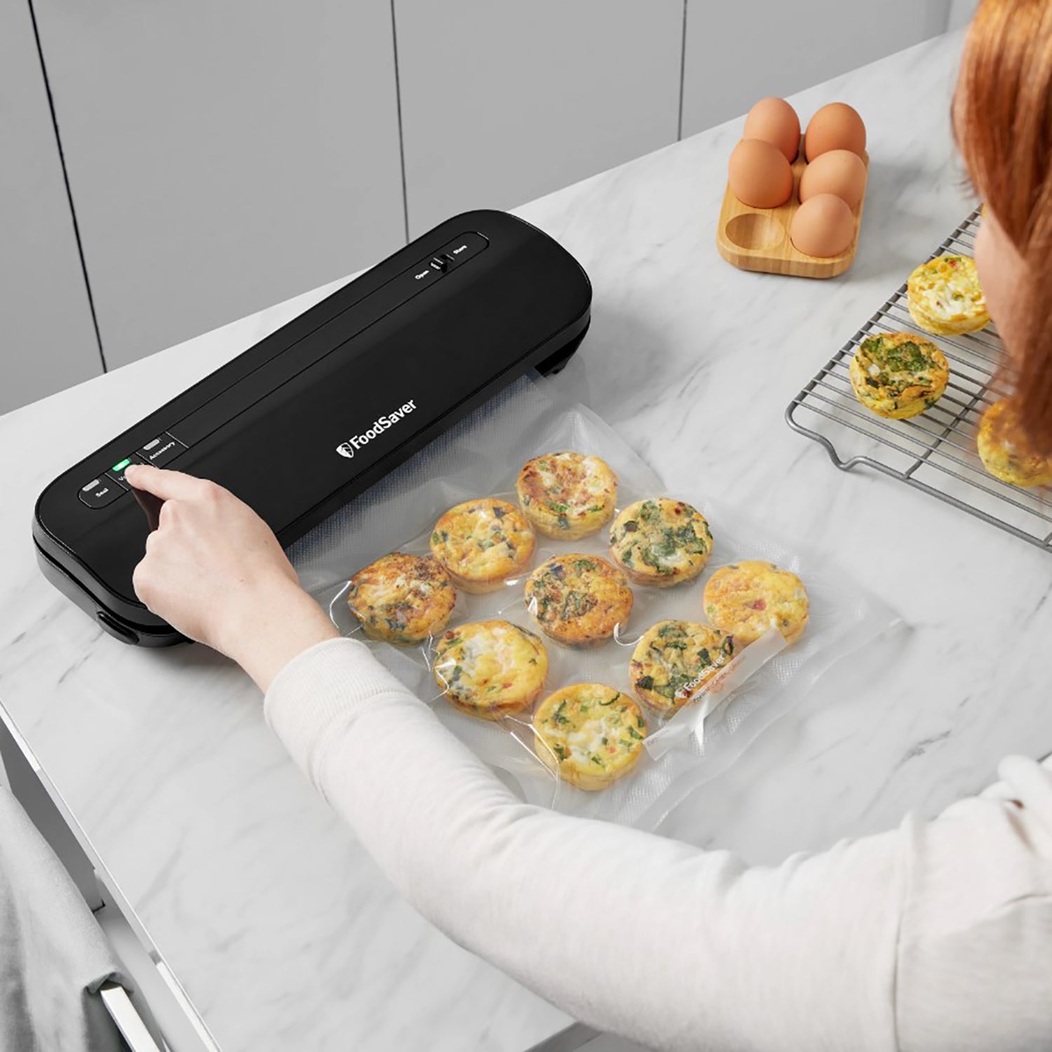 FoodSaver - Machine à Emballer Sous-Vide Compact, Comprend 1 Rouleau et 4 Sacs Prédécoupés, Noir - Simple Boutique