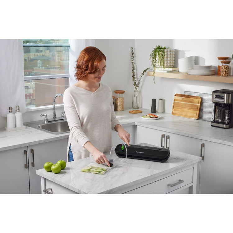 FoodSaver - Machine à Emballer Sous-Vide Compact, Comprend 1 Rouleau et 4 Sacs Prédécoupés, Noir - Simple Boutique