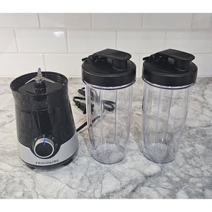 Frigidaire - Mélangeur à Smoothie, Lame en Acier Inoxydable, Capacité de 800ml, 300 Watts, Noir - Simple Boutique
