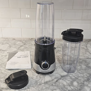 Frigidaire - Mélangeur à Smoothie, Lame en Acier Inoxydable, Capacité de 800ml, 300 Watts, Noir - Simple Boutique