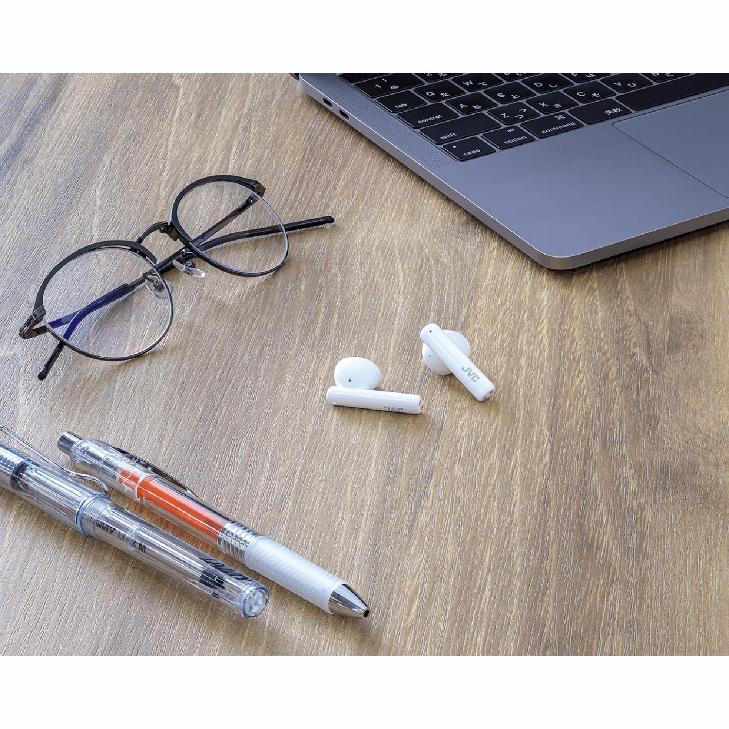 JVC - Écouteurs Intra-Auriculaires Sans-Fil avec Boitier de Recharge et Microphone Intégré, Blanc - Simple Boutique