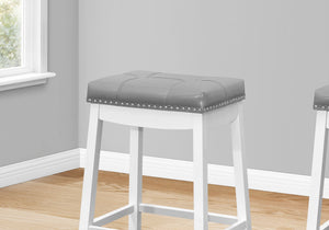 Monarch Specialties I 1263 Tabouret De Bar, Lot De 2, Hauteur Du Comptoir, Siège De Selle, Cuisine, Bois, Pu D'aspect Cuir, Blanc, Gris, Transitionnel - Simple Boutique