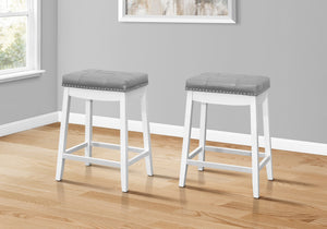 Monarch Specialties I 1263 Tabouret De Bar, Lot De 2, Hauteur Du Comptoir, Siège De Selle, Cuisine, Bois, Pu D'aspect Cuir, Blanc, Gris, Transitionnel - Simple Boutique