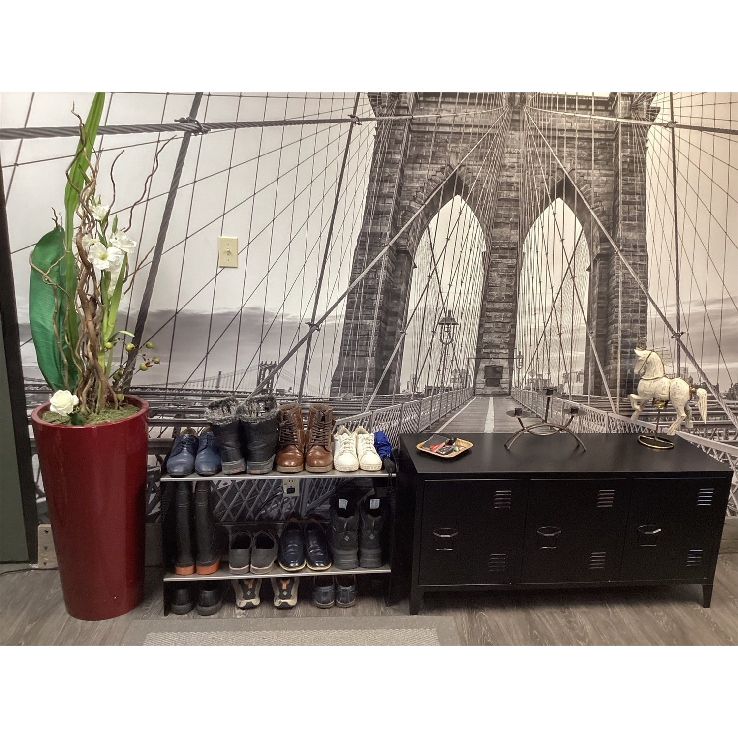 RAKABOT Signature - Étagère de Rangerment pour Bottes d'hiver et Bottes de Pluies avec Système de Récupération d'eau, Fait au Canada, Fini Aluminium Brossé/Cotés Noir - Simple Boutique