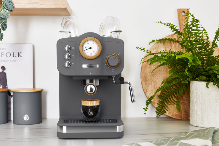 Swan Nordic SK22111GRYN Machine à Espresso, Pression 15 Bars, Mousseur à Lait, Réservoir 1,2 L, Gris - Simple Boutique