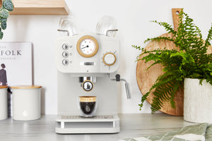 Swan Nordic SK22111WHTN Machine à Espresso, Pression 15 Bars, Mousseur à Lait, Réservoir 1,2 L, Blanc - Simple Boutique