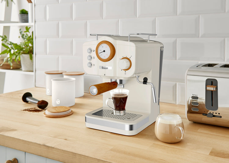 Swan Nordic SK22111WHTN Machine à Espresso, Pression 15 Bars, Mousseur à Lait, Réservoir 1,2 L, Blanc - Simple Boutique
