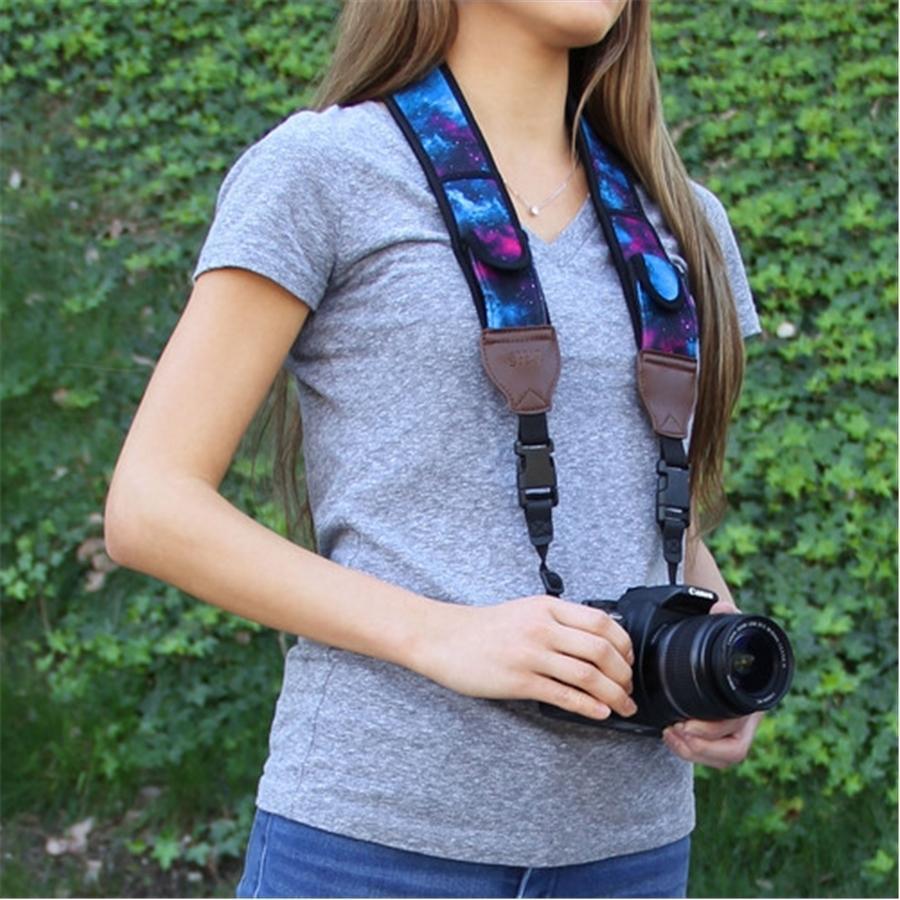 USA GEAR GRCMMS0100GAEW Sangle pour Caméra avec Coussin de Neoprène Antidérapant Ajustable Galaxy - Simple Boutique