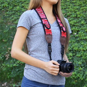 USA GEAR GRCMMS0100WREW Sangle pour Camera avec Coussin Neoprene Antidérapant Ajustable Sud-Ouest Rouge - Simple Boutique