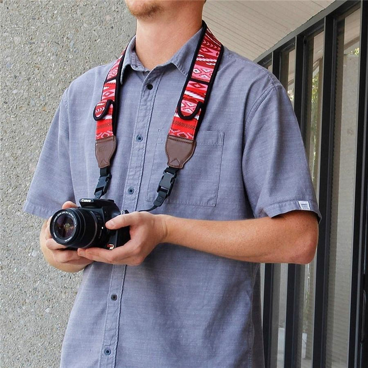 USA GEAR GRCMMS0100WREW Sangle pour Camera avec Coussin Neoprene Antidérapant Ajustable Sud-Ouest Rouge - Simple Boutique