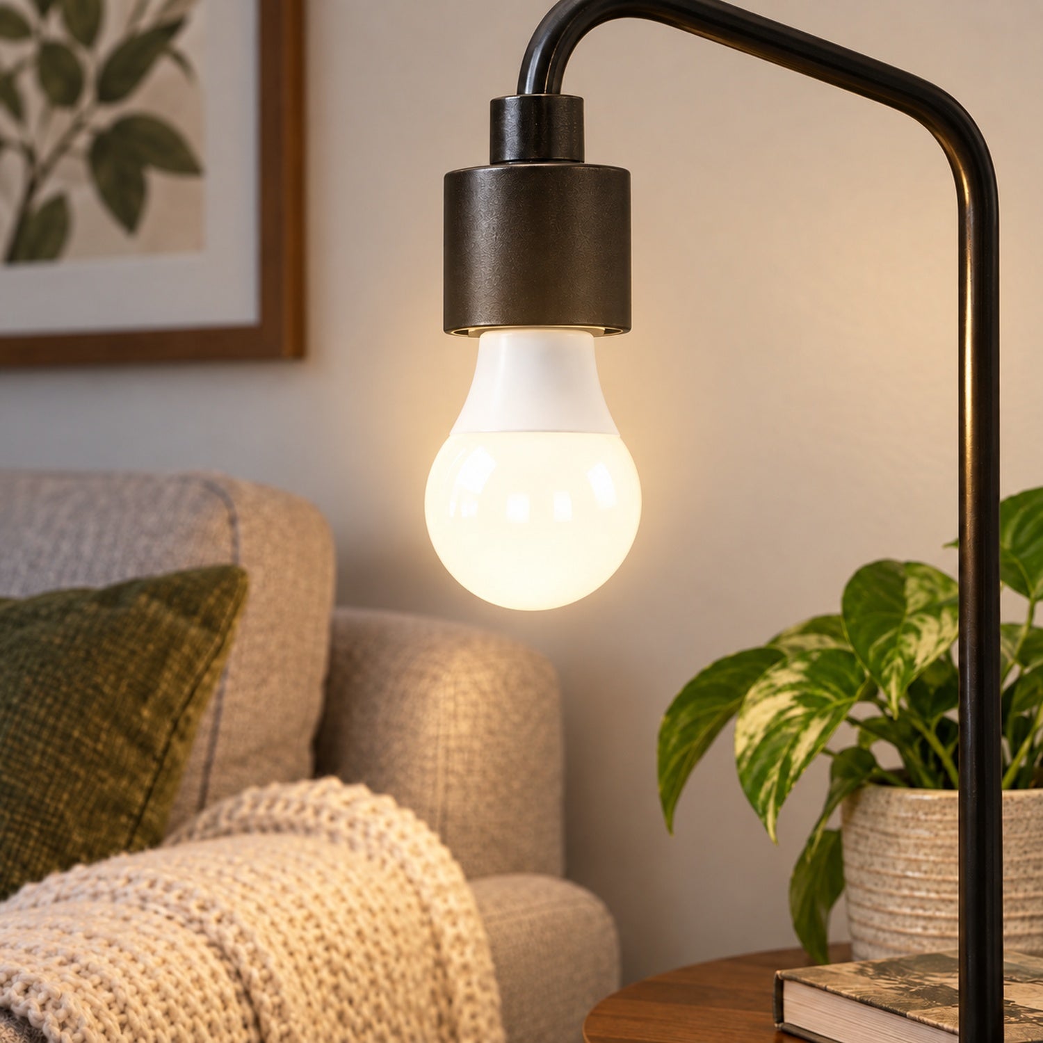Ampoule DEL installée correctement dans une lampe de lecture, base dans la douille, diffuseur vers le bas.