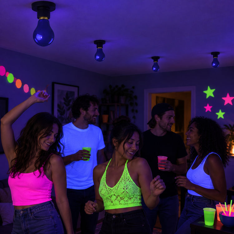 Ampoules à lumière noire au plafond lors d’une fête avec vêtements et accessoires fluorescents