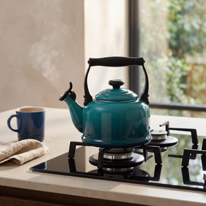 Cook & Fresca Bouilloire sifflante en acier au carbone émaillé - Bleu saphir, 2,5 L - Simple Boutique