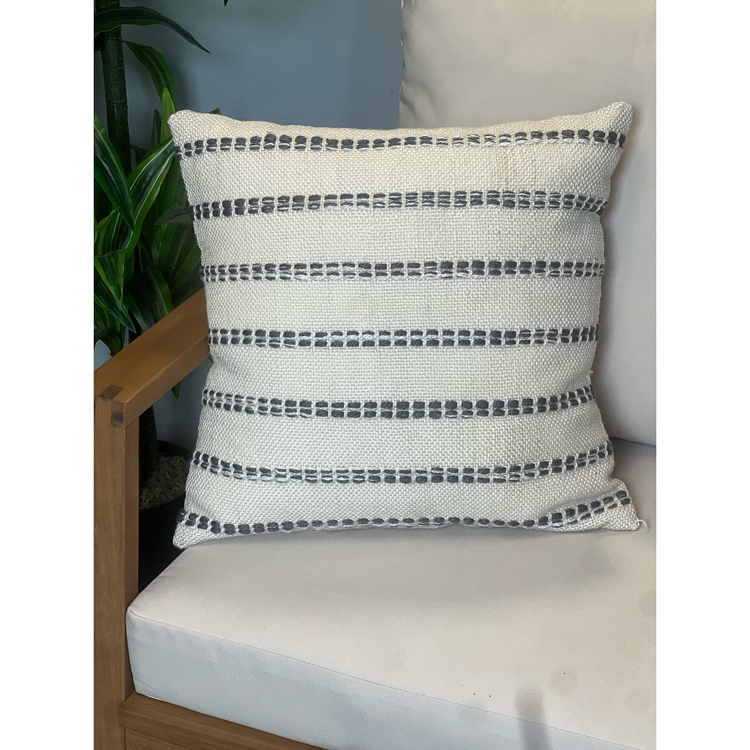 Coussin à Rayure Natural, Intérieur/Extérieur, 18" x 18" - Simple Boutique