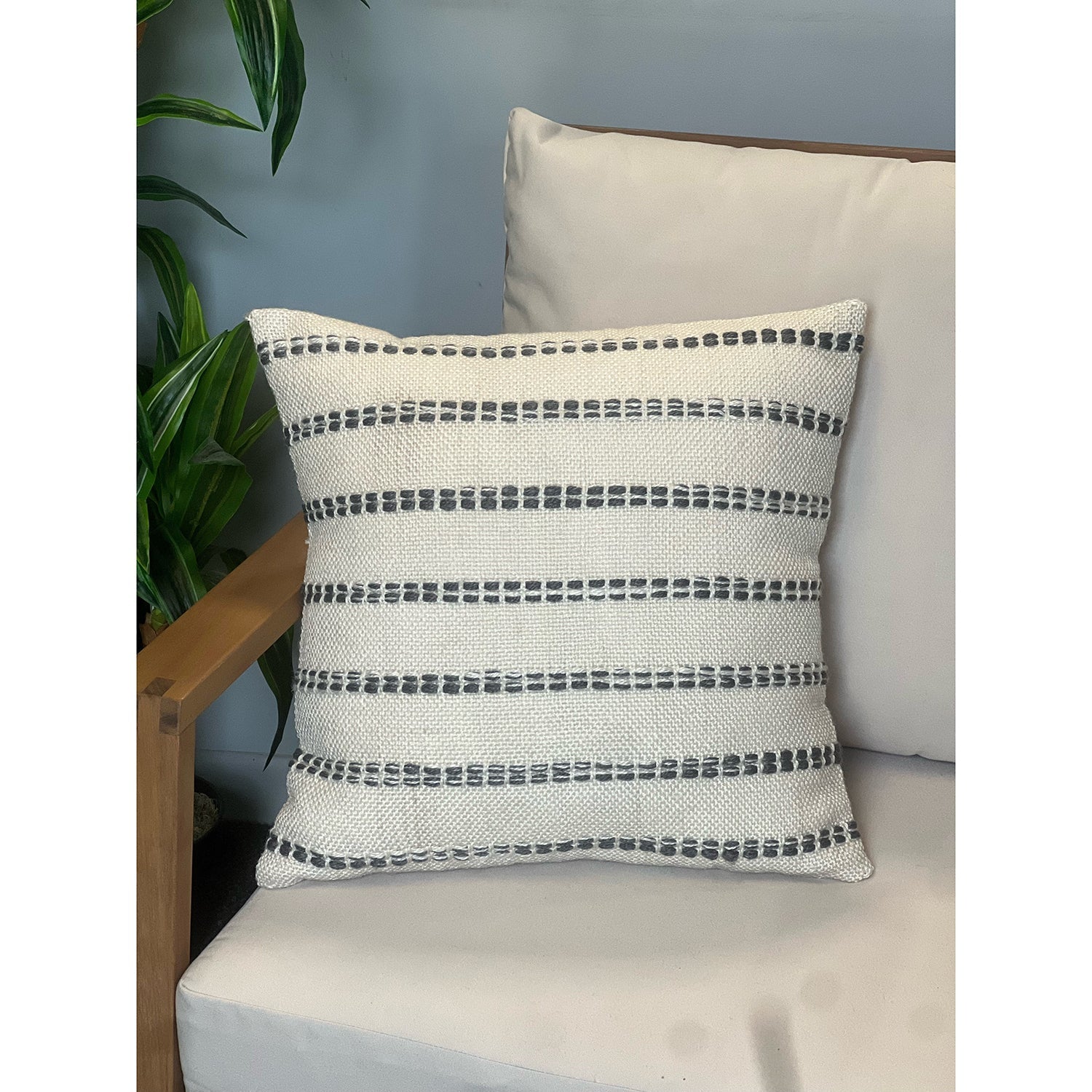Coussin à Rayure Natural, Intérieur/Extérieur, 18" x 18" - Simple Boutique