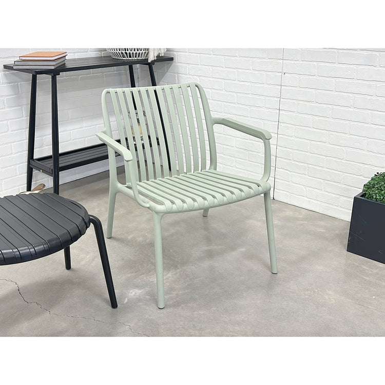 F. Corriveau International - Chaise avec Accoudoir Summer, Intérieur/Extérieur, Vert - Simple Boutique
