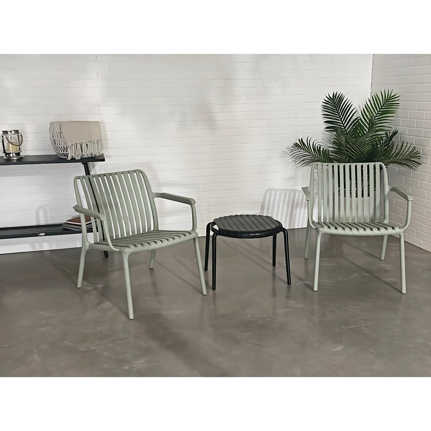 F. Corriveau International - Chaise avec Accoudoir Summer, Intérieur/Extérieur, Vert - Simple Boutique
