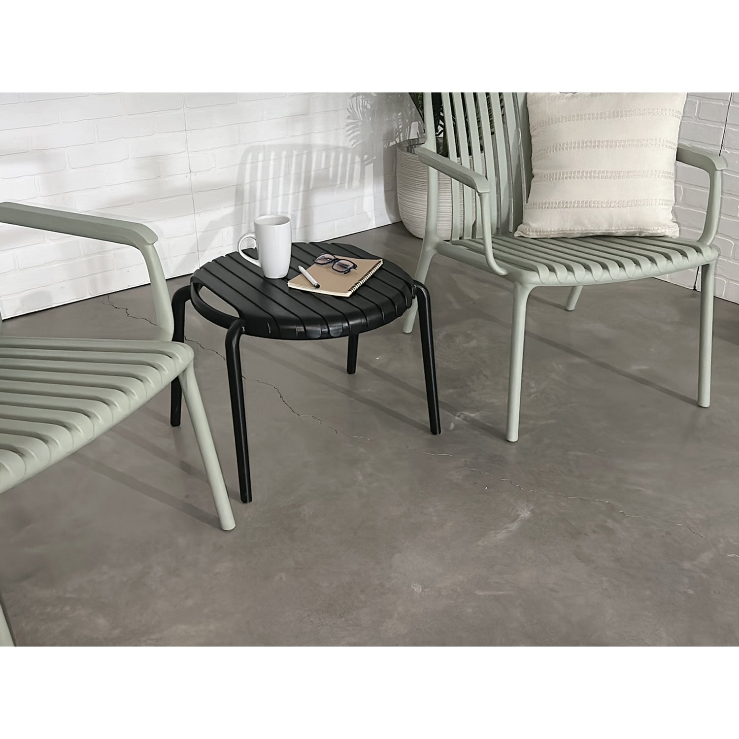 F. Corriveau International - Chaise avec Accoudoir Summer, Intérieur/Extérieur, Vert - Simple Boutique