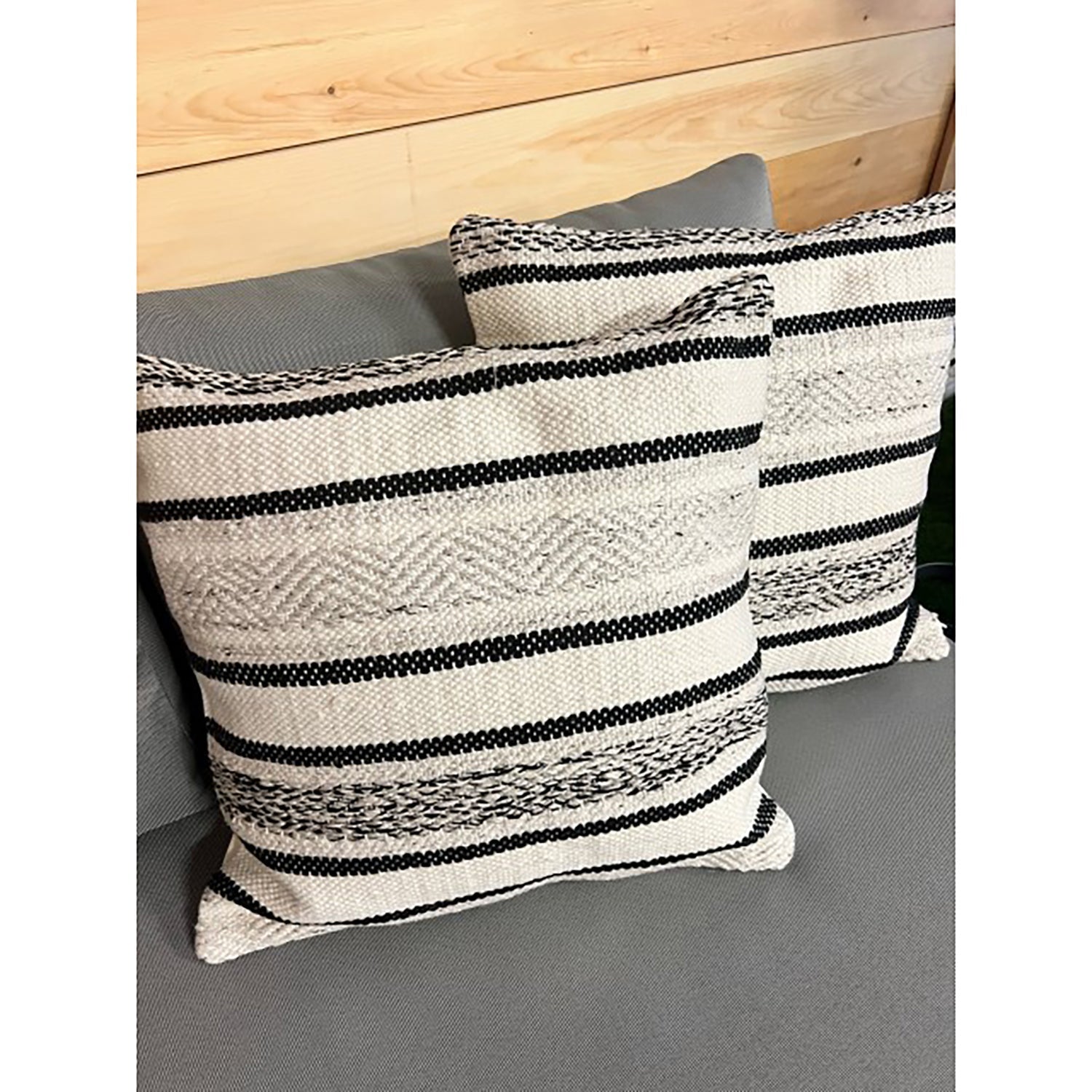 F. Corriveau International - Coussin à Rayure Element, Intérieur/Extérieur, 18" x 18" - Simple Boutique