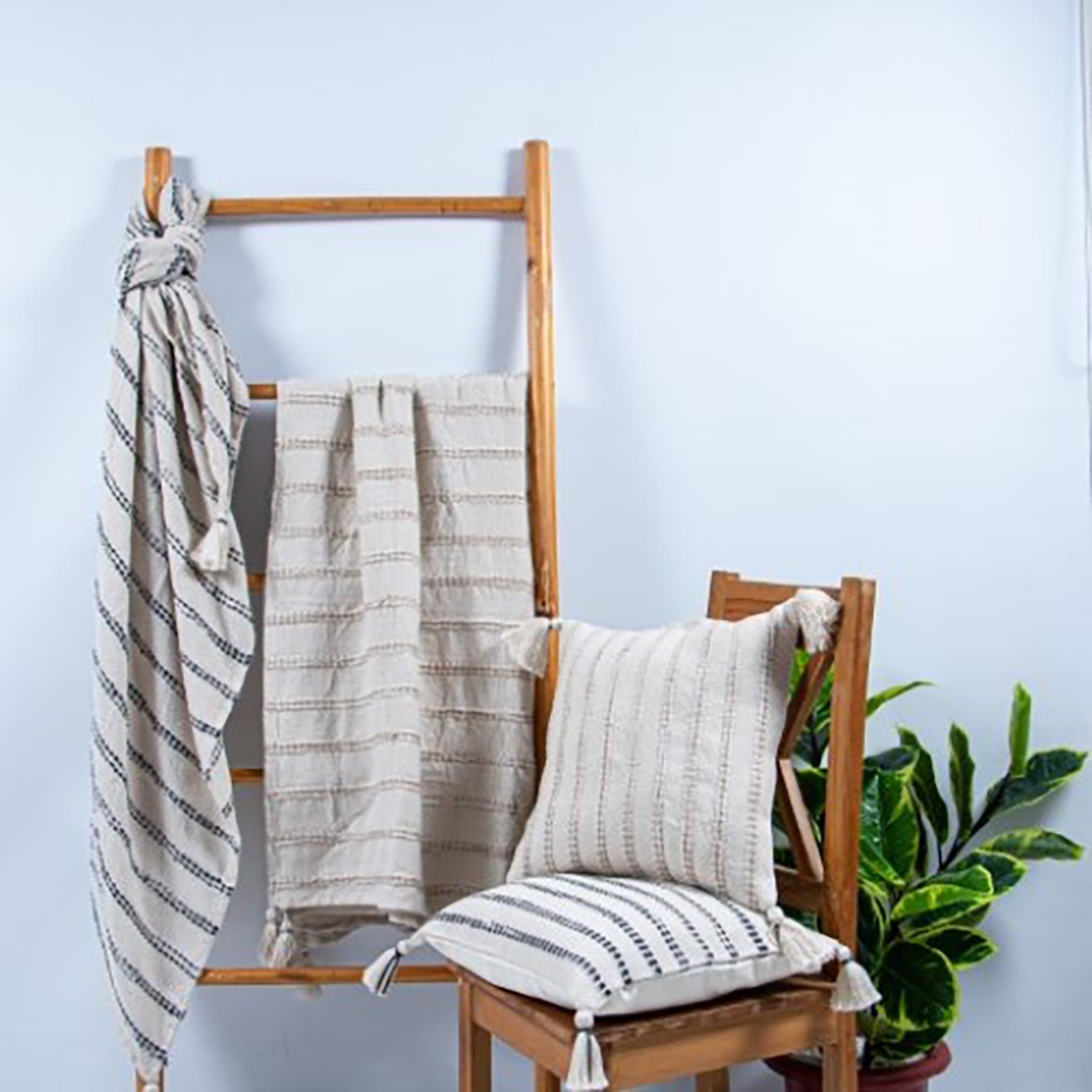 F. Corriveau International - Jetée à Rayure Natural, Intérieur/Extérieur, 50" x 60" - Simple Boutique