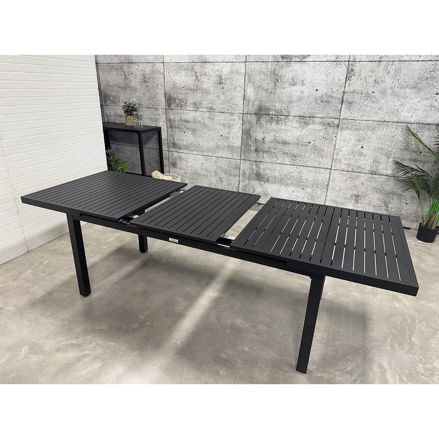 F. Corriveau International - Table à Rallonge Extérieur, Fait en Aluminium, Noir - Simple Boutique