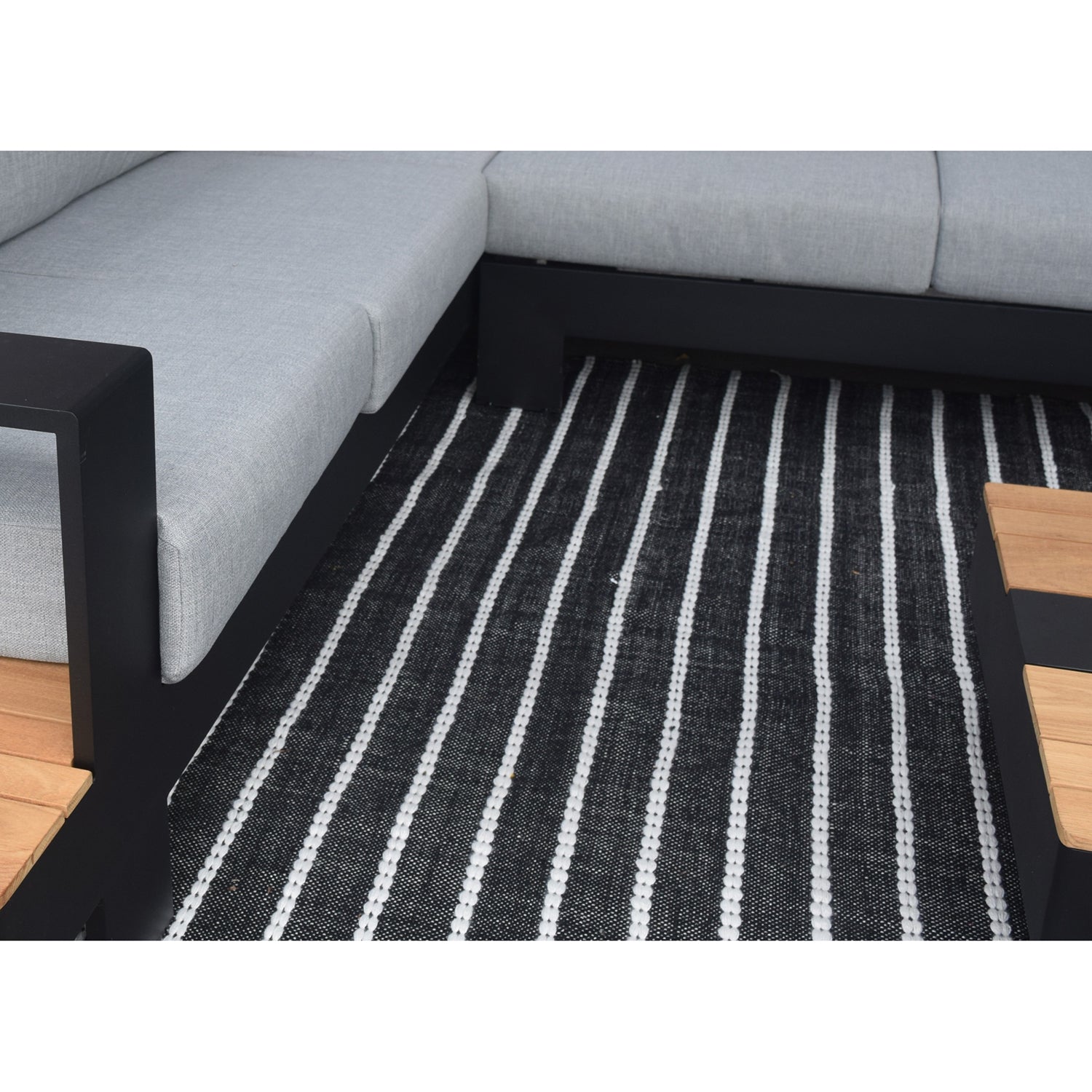 F. Corriveau International - Tapis à Rayures Graphite, Intérieur/Extérieur, 5' x 7' - Simple Boutique