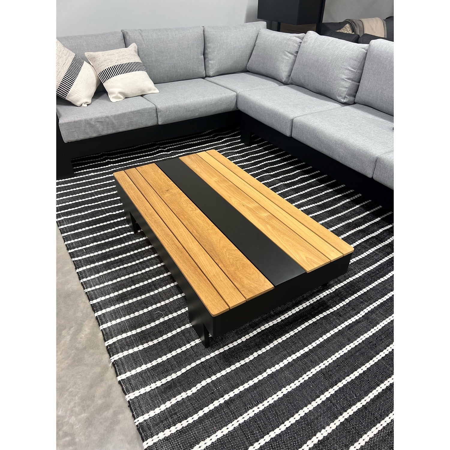F. Corriveau International - Tapis à Rayures Graphite, Intérieur/Extérieur, 9' x 12' - Simple Boutique