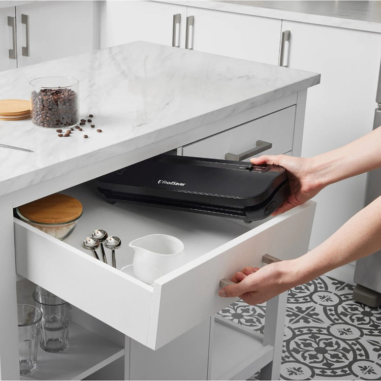 FoodSaver - Machine à Emballer Sous-Vide Compact, Comprend 1 Rouleau et 4 Sacs Prédécoupés, Noir - Simple Boutique