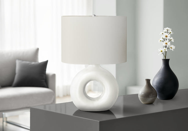 I 9672 - Luminaire, 24''H, Lampe De Table, Céramique Blanche, Abat-jour Ivoire / Crème, Contemporain, Moderne - Simple Boutique