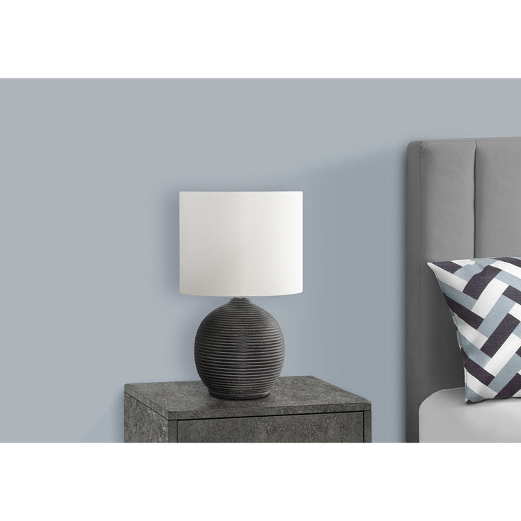 I 9764 - Luminaire, 16"H, Résine Noire, Abat-jour Ivoire / Crème, Contemporain - Simple Boutique