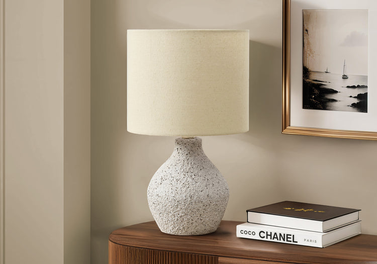 I 9770 - Luminaire, 16''H, Lampe De Table, Résine Beige, Abat-jour Beige, Contemporain - Simple Boutique