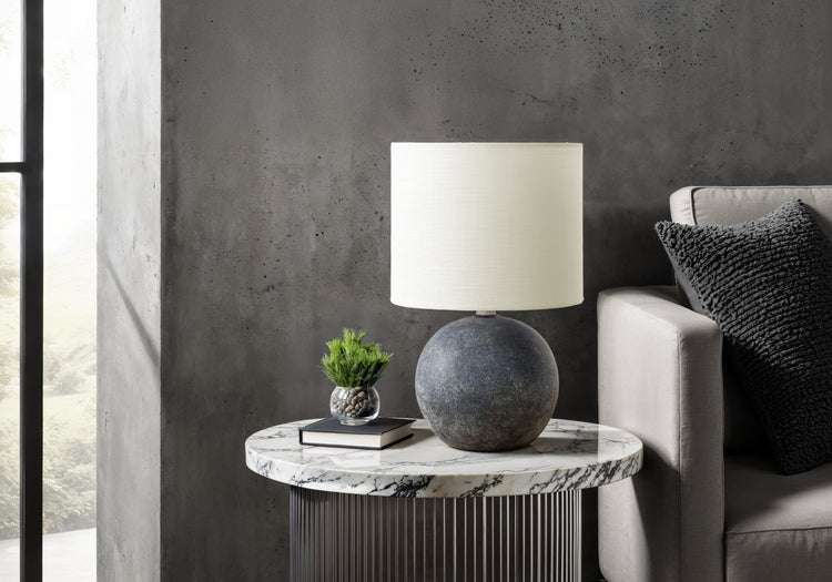 I 9850 - Luminaire, Lampe De Table, 16''H, Béton Gris, Abat-jour Ivoire / Crème - Simple Boutique