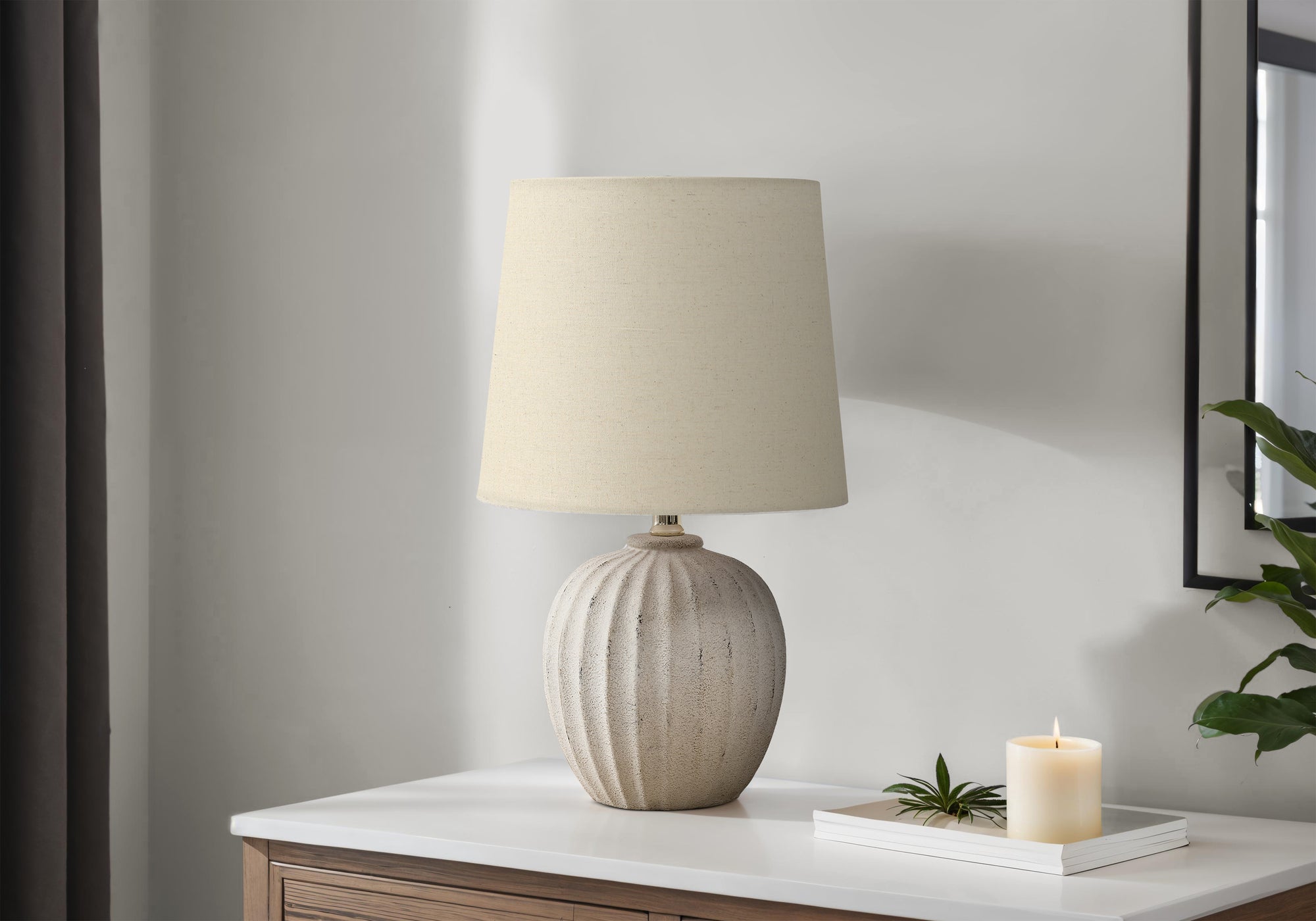 I 9867 - Luminaire, 19''H, Lampe De Table, Résine Beige, Abat-jour Beige, Transitionnel - Simple Boutique