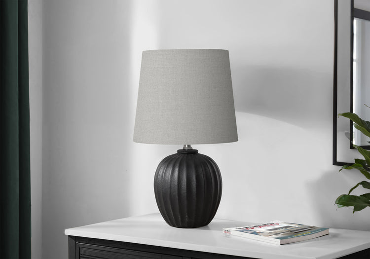 I 9868 - Luminaire, 19''H, Lampe De Table, Résine Noire, Abat-jour Gris, Transitionnel - Simple Boutique
