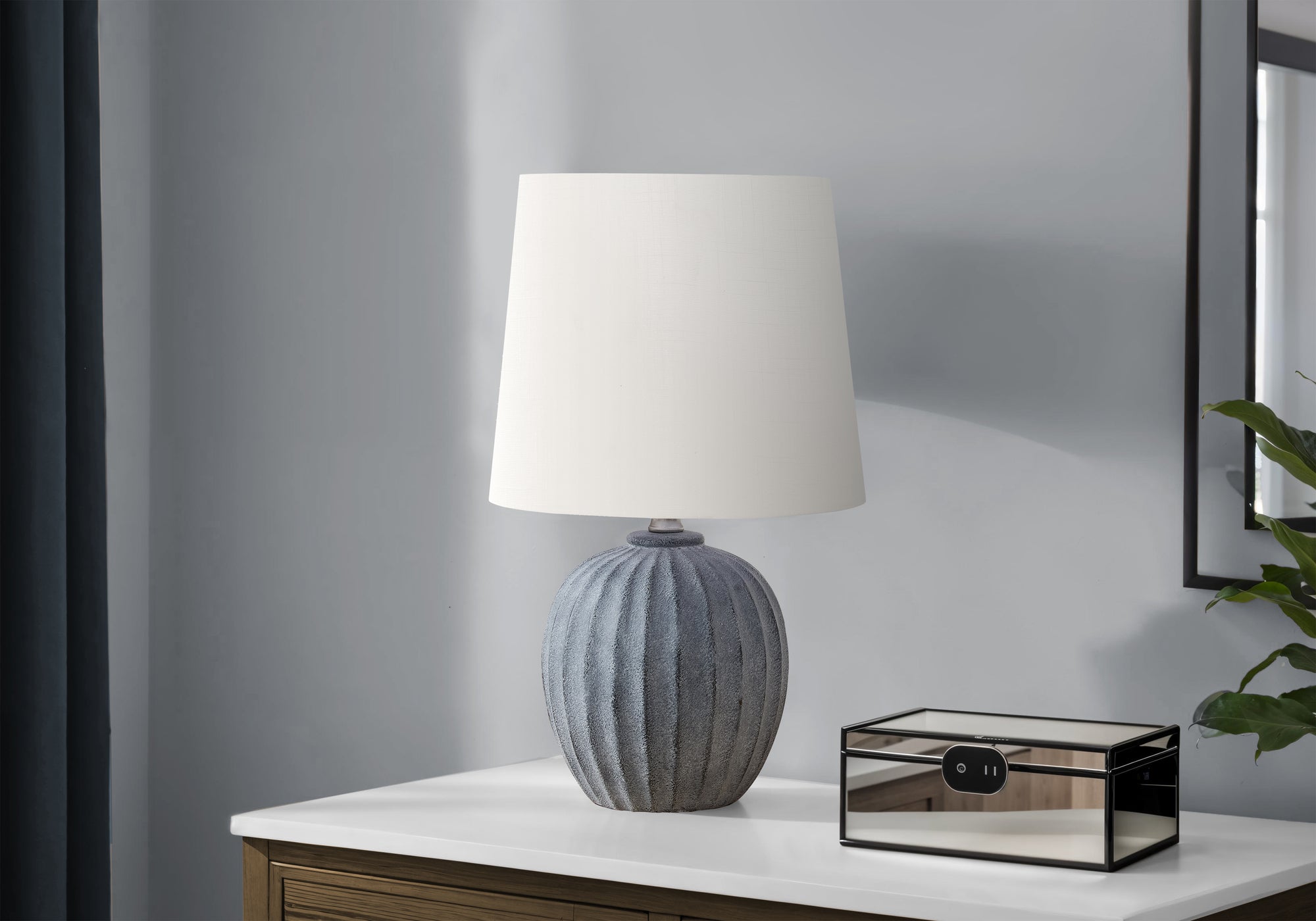 I 9869 - Luminaire, 19''H, Lampe De Table, Résine Grise, Abat-jour Ivoire / Crème, Transitionnel - Simple Boutique