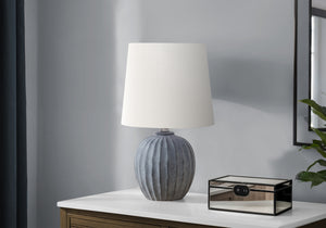 I 9869 - Luminaire, 19''H, Lampe De Table, Résine Grise, Abat-jour Ivoire / Crème, Transitionnel - Simple Boutique