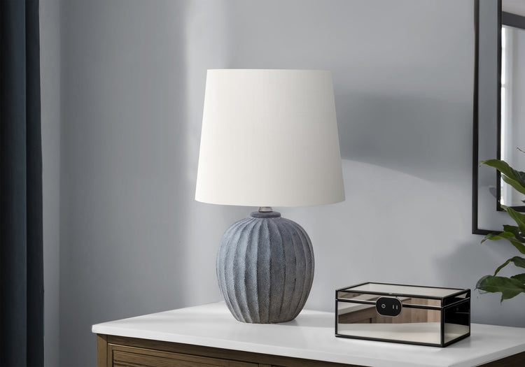 I 9869 - Luminaire, 19''H, Lampe De Table, Résine Grise, Abat-jour Ivoire / Crème, Transitionnel - Simple Boutique