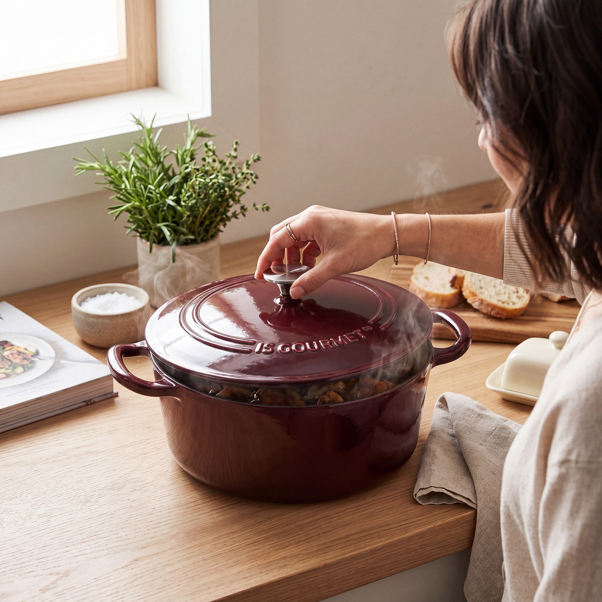 JS Gourmet Cocotte Ronde en Fonte Émaillée - Bordeaux, 5,3 L - Simple Boutique
