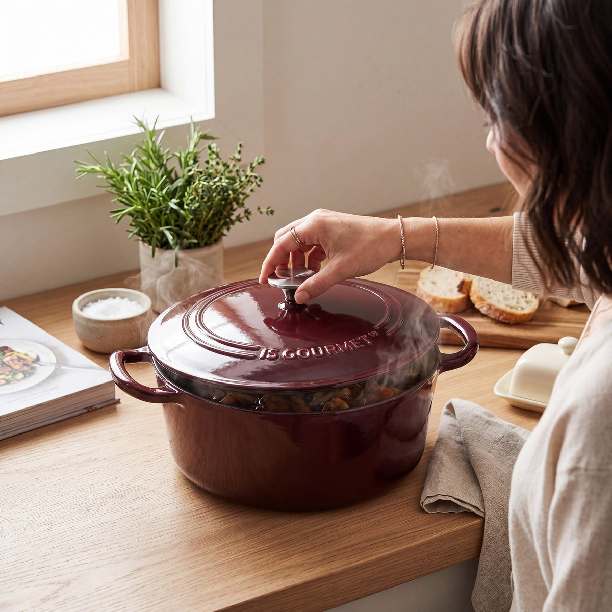 JS Gourmet Cocotte Ronde en Fonte Émaillée - Bordeaux, 5,3 L - Simple Boutique