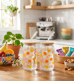 JS Gourmet Gobelets en verre avec couvercle en bambou et paille en verre (lot de 2) — Motif smiley et marguerites - Simple Boutique