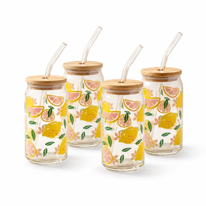 Gobelets en verre avec couvercle en bambou et paille en verre (paquet de 4), motif citron — lot complet sur fond blanc