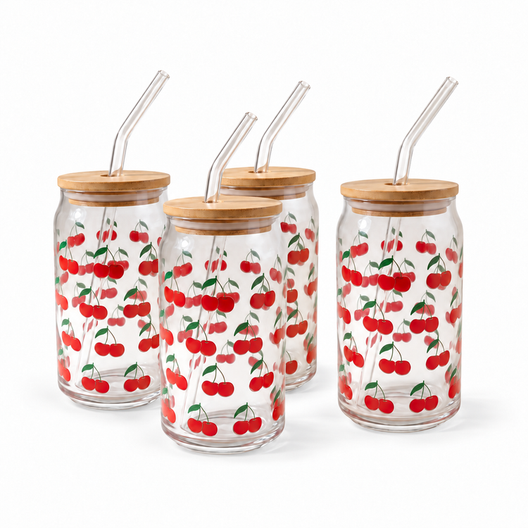 Gobelets en verre avec couvercle en bambou et paille en verre (paquet de 4), motif de cerises — lot complet sur fond blanc