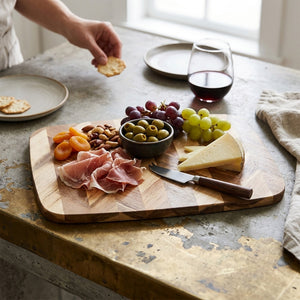 JS Gourmet Grande planche à découper, à sculpter et de service 3-en-1 en bois d'acacia avec motif « W » — 48 x 33 cm - Simple Boutique