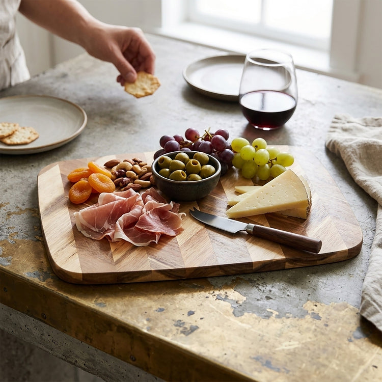 JS Gourmet Grande planche à découper, à sculpter et de service 3-en-1 en bois d'acacia avec motif « W » — 48 x 33 cm - Simple Boutique