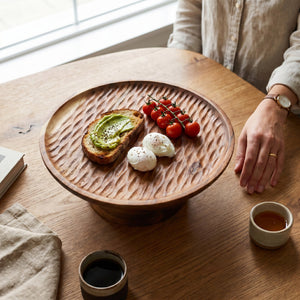 JS Gourmet Plat sur pied en bois d'acacia cannelé - Simple Boutique