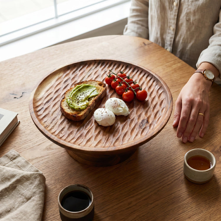 JS Gourmet Plat sur pied en bois d'acacia cannelé - Simple Boutique