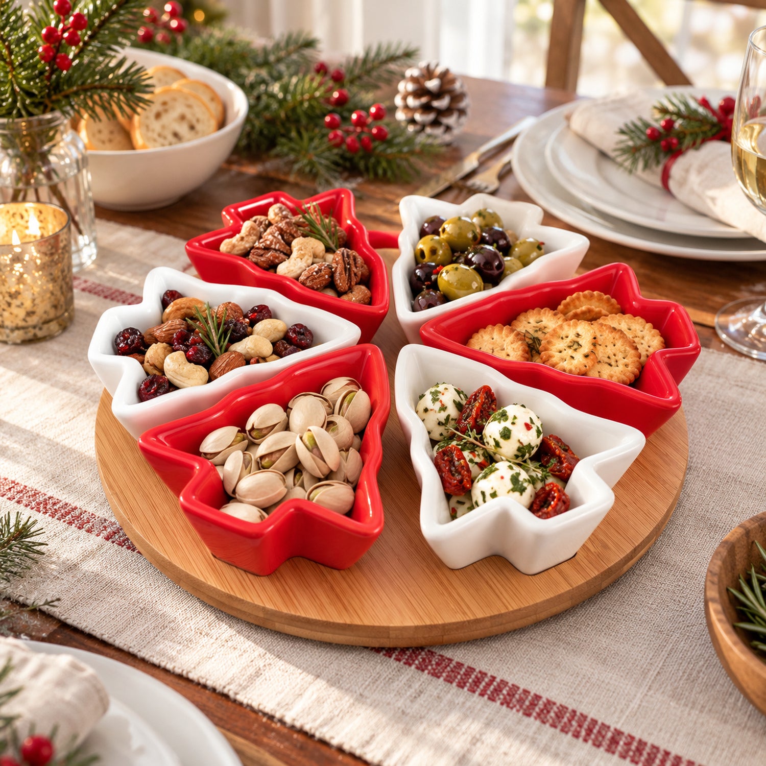 JS Gourmet Plats de Noël en céramique en forme de sapin avec planche en bambou - Rouge et blanc, 7 pièces - Simple Boutique