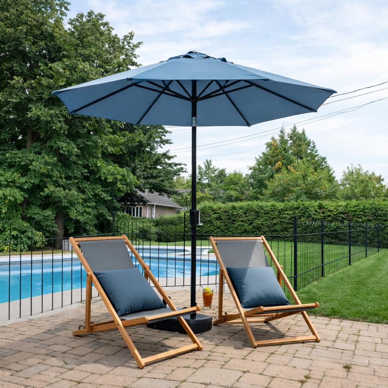 Parasol extérieur 8' Sunset, inclinable avec manivelle, bleu azur - Simple Boutique