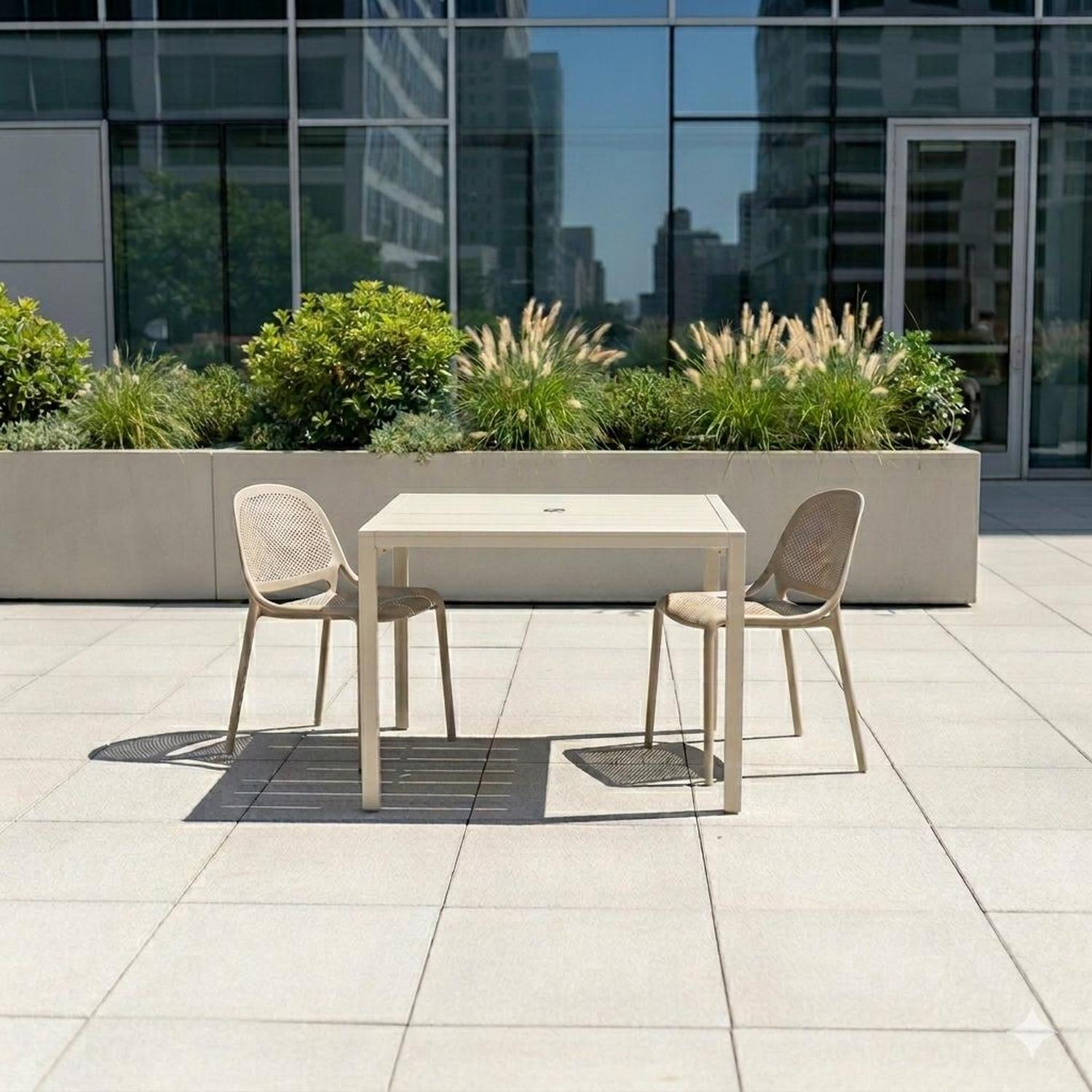 Table patio Ristorante 38" x 27" – Aluminium avec trou parasol, greige - Simple Boutique